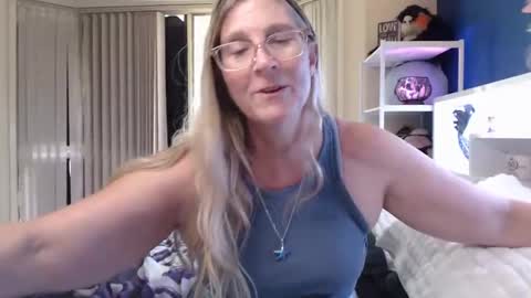 Snapshot of total_aussie_milfs chatting on 03-17-26, 01:54 Milly online show from 03-17-26, 01:54