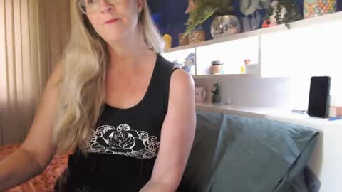 Snapshot of total_aussie_milfs chatting on 05-14-26, 11:22 Milly online show from 05-14-26, 11:22