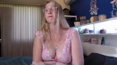 Snapshot of total_aussie_milfs chatting on 06-21-26, 11:29 Milly online show from 06-21-26, 11:29