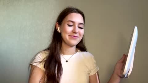 Snapshot of tracievanier chatting on 07-02-26, 01:17 Thea online show from 07-02-26, 01:17