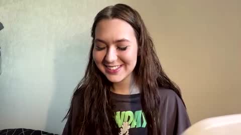 Snapshot of tracievanier chatting on 07-04-26, 12:22 Thea online show from 07-04-26, 12:22