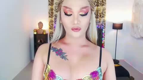 Snapshot of transplayfullolivia chatting on 09-16-25, 07:09 KYLIE BELLA TS online show from 09-16-25, 07:09