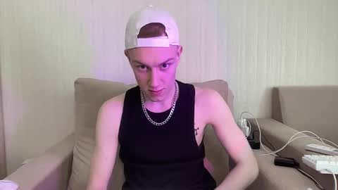 Snapshot of travis_gracile chatting on 04-09-26, 06:19 Travis online show from 04-09-26, 06:19