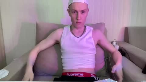 Snapshot of travis_gracile chatting on 04-10-26, 03:23 Travis online show from 04-10-26, 03:23
