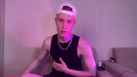 Snapshot of travis_gracile chatting on 04-19-26, 09:30 Travis online show from 04-19-26, 09:30