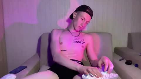 Snapshot of travis_gracile chatting on 04-23-26, 12:29 Travis online show from 04-23-26, 12:29