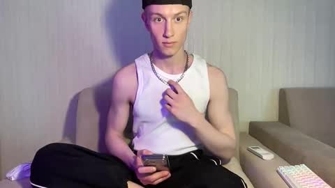 Snapshot of travis_gracile chatting on 05-05-26, 10:34 Travis online show from 05-05-26, 10:34