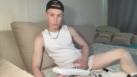 Snapshot of travis_gracile chatting on 05-13-26, 09:28 Travis online show from 05-13-26, 09:28