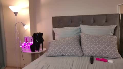 Snapshot of trophy_x_wife chatting on 02-12-25, 04:12 Alexandra online show from 02-12-25, 04:12