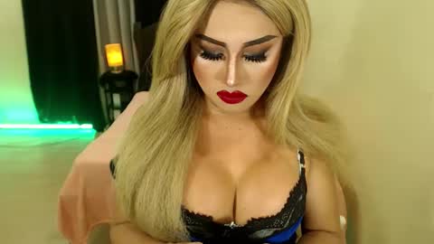 Snapshot of tshugescock chatting on 02-21-25, 08:05 SEDUCTIVEmistresCUMS online show from 02-21-25, 08:05