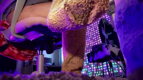 Snapshot of tsunderenextdoor chatting on 10-14-25, 04:41 MOCHI NEXT DOOR online show from 10-14-25, 04:41