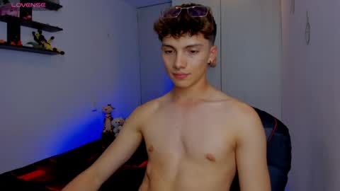 Snapshot of twink_dream__ chatting on 05-27-26, 03:03 jhony online show from 05-27-26, 03:03