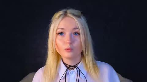 Snapshot of twinklefluff chatting on 03-10-25, 04:38 twinklefluff online show from 03-10-25, 04:38