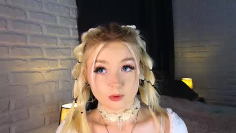 Snapshot of twinklefluff chatting on 10-10-25, 04:06 twinklefluff online show from 10-10-25, 04:06