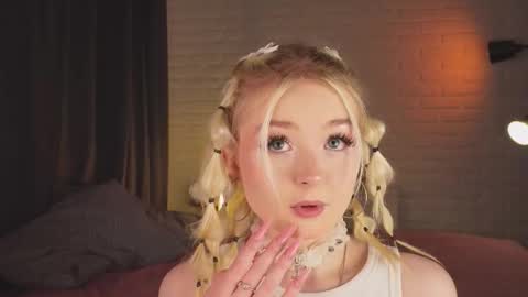 Snapshot of twinklefluff chatting on 10-18-25, 03:57 twinklefluff online show from 10-18-25, 03:57