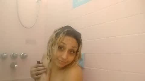 Snapshot of twocrazy85 chatting on 11-20-25, 02:39 Twocrazy85 online show from 11-20-25, 02:39