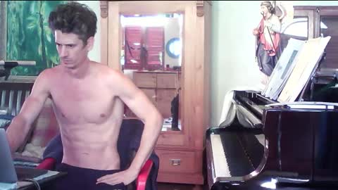 Snapshot of twoforallprivate chatting on 10-19-25, 01:45 TobeBritta online show from 10-19-25, 01:45