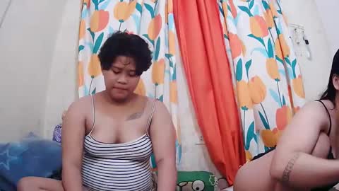 Snapshot of twowetcuties chatting on 01-23-25, 11:36 Lyn and lea online show from 01-23-25, 11:36