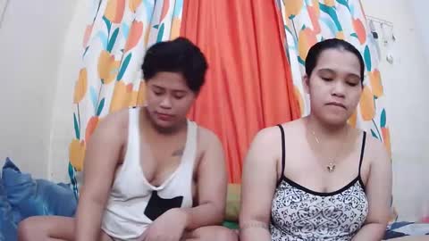 Snapshot of twowetcuties chatting on 02-05-25, 02:40 Lyn and lea online show from 02-05-25, 02:40