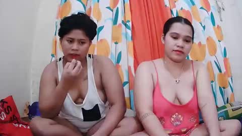 Snapshot of twowetcuties chatting on 02-12-25, 02:35 Lyn and lea online show from 02-12-25, 02:35