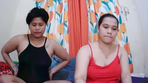 Snapshot of twowetcuties chatting on 02-13-25, 05:58 Lyn and lea online show from 02-13-25, 05:58