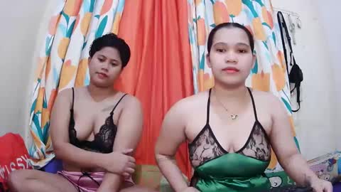 Snapshot of twowetcuties chatting on 02-19-25, 11:36 Lyn and lea online show from 02-19-25, 11:36