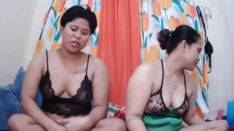 Snapshot of twowetcuties chatting on 02-20-25, 02:40 Lyn and lea online show from 02-20-25, 02:40