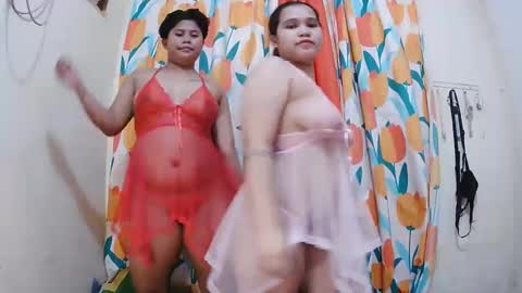 Snapshot of twowetcuties chatting on 02-26-25, 05:53 Lyn and lea online show from 02-26-25, 05:53