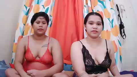 Snapshot of twowetcuties chatting on 03-04-25, 11:54 Lyn and lea online show from 03-04-25, 11:54