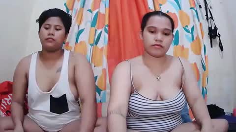 Snapshot of twowetcuties chatting on 03-11-25, 10:40 Lyn and lea online show from 03-11-25, 10:40