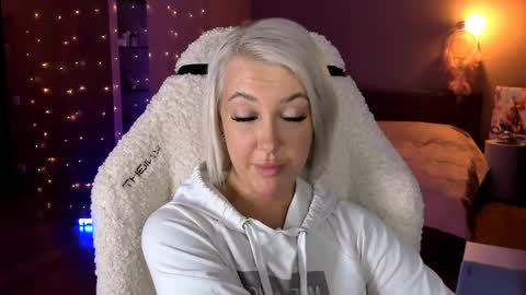 Miley online show from 01-29-25, 05:24