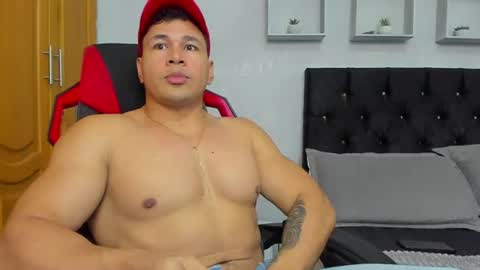 tyler_hank1 online show from 06-10-26, 07:02