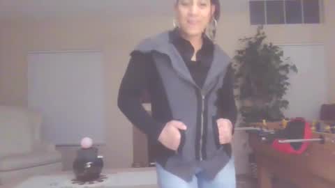 Snapshot of uandme_baby chatting on 01-04-25, 05:27 Azelia B online show from 01-04-25, 05:27