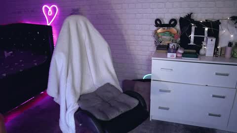 Izzy    online show from 12-15-24, 07:31