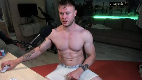 Snapshot of ukgymboy chatting on 05-31-26, 08:10 James Iron online show from 05-31-26, 08:10