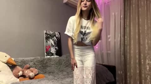 Snapshot of ulalittlepage chatting on 11-29-25, 06:44 Vikki online show from 11-29-25, 06:44