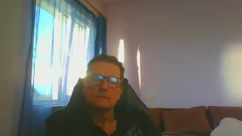 Snapshot of ulmeni7 chatting on 10-15-25, 02:50 ulmeni7 online show from 10-15-25, 02:50