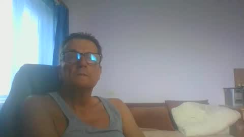 Snapshot of ulmeni7 chatting on 10-24-25, 07:27 ulmeni7 online show from 10-24-25, 07:27