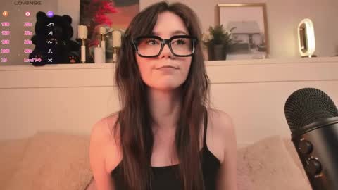 Snapshot of una_medisson chatting on 05-17-26, 10:11 Una online show from 05-17-26, 10:11