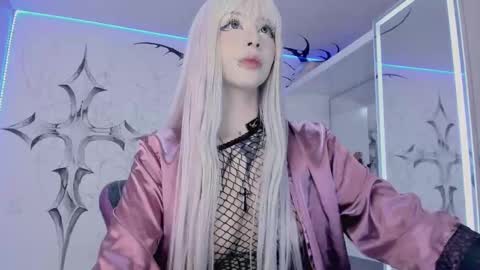 Snapshot of unachimbaherida chatting on 02-10-25, 03:35 Elle Danielle  online show from 02-10-25, 03:35