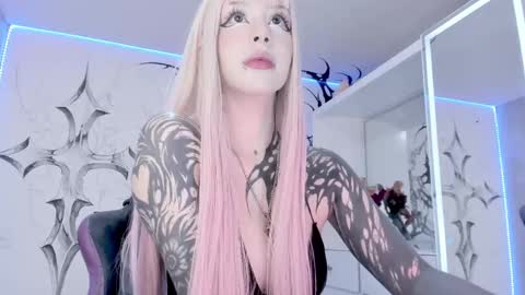 Snapshot of unachimbaherida chatting on 02-19-25, 03:28 Elle Danielle  online show from 02-19-25, 03:28