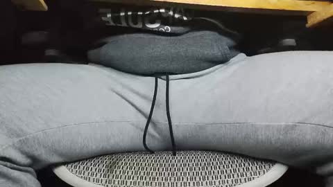 Under the desk online show from 11-11-25, 04:40