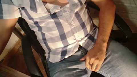 Snapshot of under_thedesk chatting on 10-05-25, 06:39 Giov online show from 10-05-25, 06:39