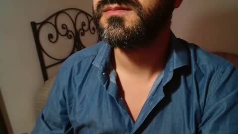 Snapshot of under_thedesk chatting on 10-21-25, 05:02 Giov online show from 10-21-25, 05:02