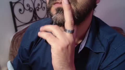 Snapshot of under_thedesk chatting on 11-14-25, 04:17 Giov online show from 11-14-25, 04:17