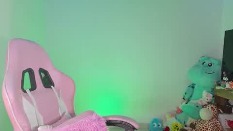 Snapshot of urbaby6irl chatting on 07-12-26, 10:06 Danielle online show from 07-12-26, 10:06