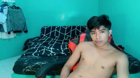 Snapshot of urhot_jeremyxx chatting on 05-10-26, 05:51 jeremy online show from 05-10-26, 05:51