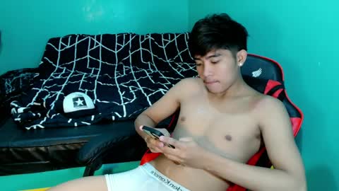 Snapshot of urhot_jeremyxx chatting on 05-20-26, 05:24 jeremy online show from 05-20-26, 05:24