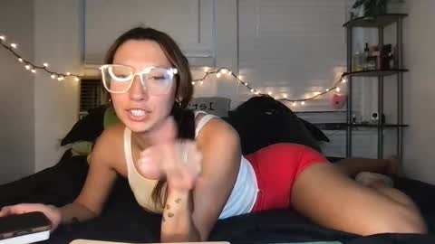 Snapshot of ursweetestlilly chatting on 09-27-25, 01:43 Lily online show from 09-27-25, 01:43