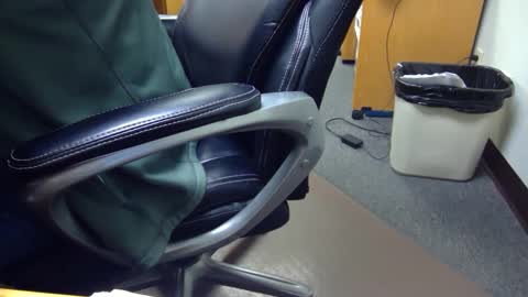 Snapshot of useemie chatting on 12-19-24, 10:32 useemie online show from 12-19-24, 10:32
